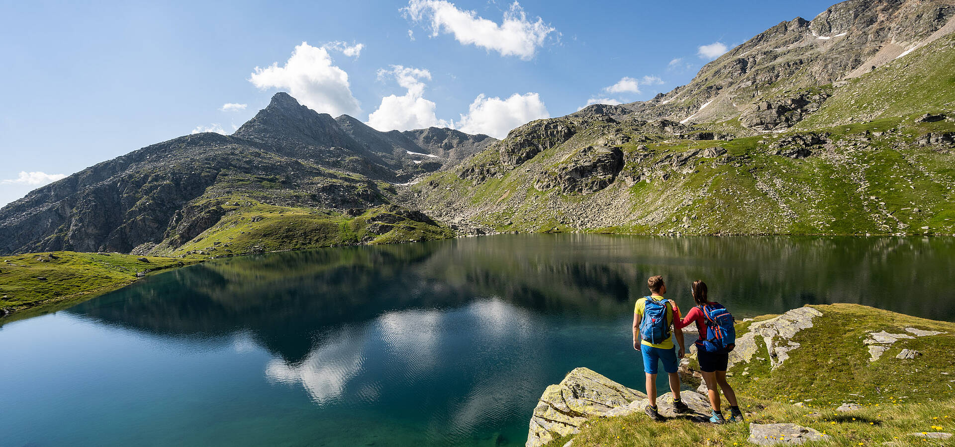 Bergsee und Wanderweg im sommerlichen Mölltal